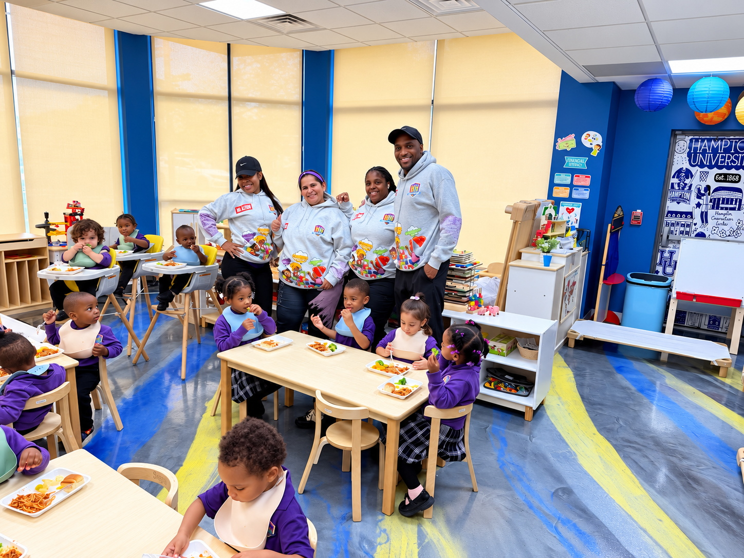 Niño feliz en un aula de educación infantil